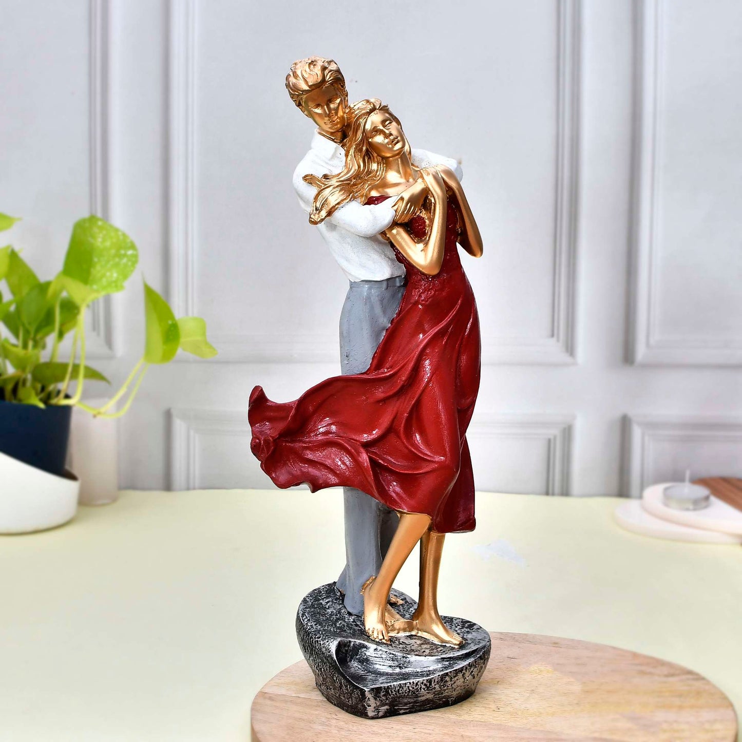 Romantic Couple Embrace Figurine – Modern Love Sculpture for Home Decor