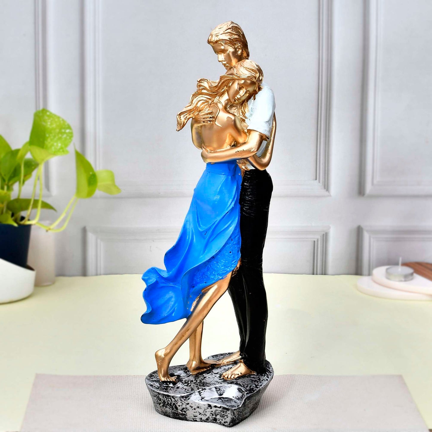 Romantic Couple Embrace Figurine – Modern Love Sculpture for Home Decor