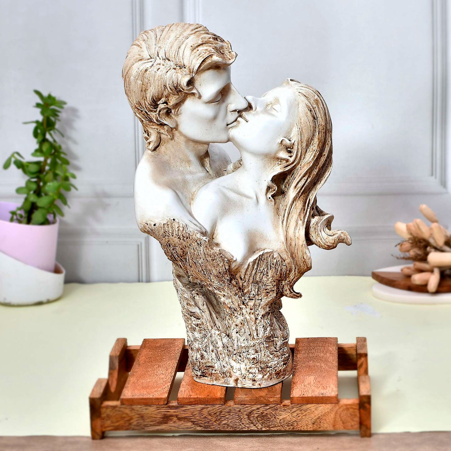 Romantic Couple Kiss Sculpture – Vintage-Style Love Statue for Home Decor